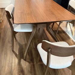 Beautiful Dinning Table with 4 chairs
