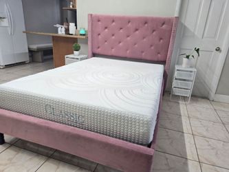 VENDO ESPECTACULAR CAMA EN VELVET COLOR ROSA, TAMAÑO FULL O MATRIMONIAL.  INCLUYE EL COLCHÓN.