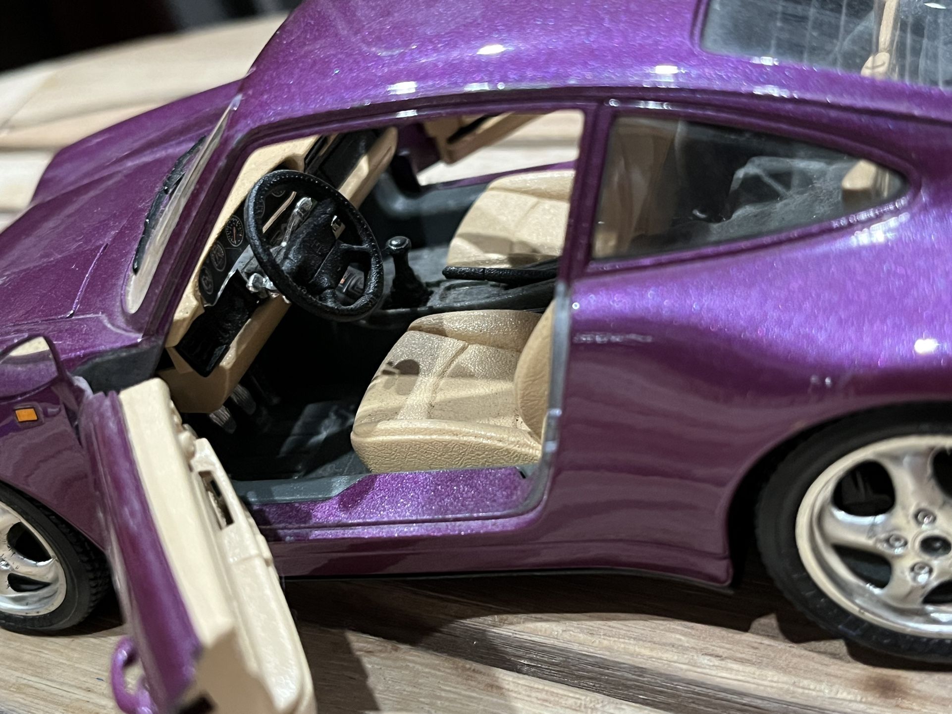 Porsche 911 1993 Carrera 1:18 Burago executive 993 Purple Spoiler