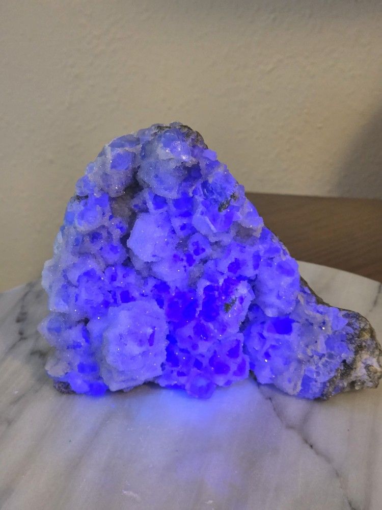 2.3 Lb (1034g) Sparkling Green Fluorite Specimen Reactive With UV Lights