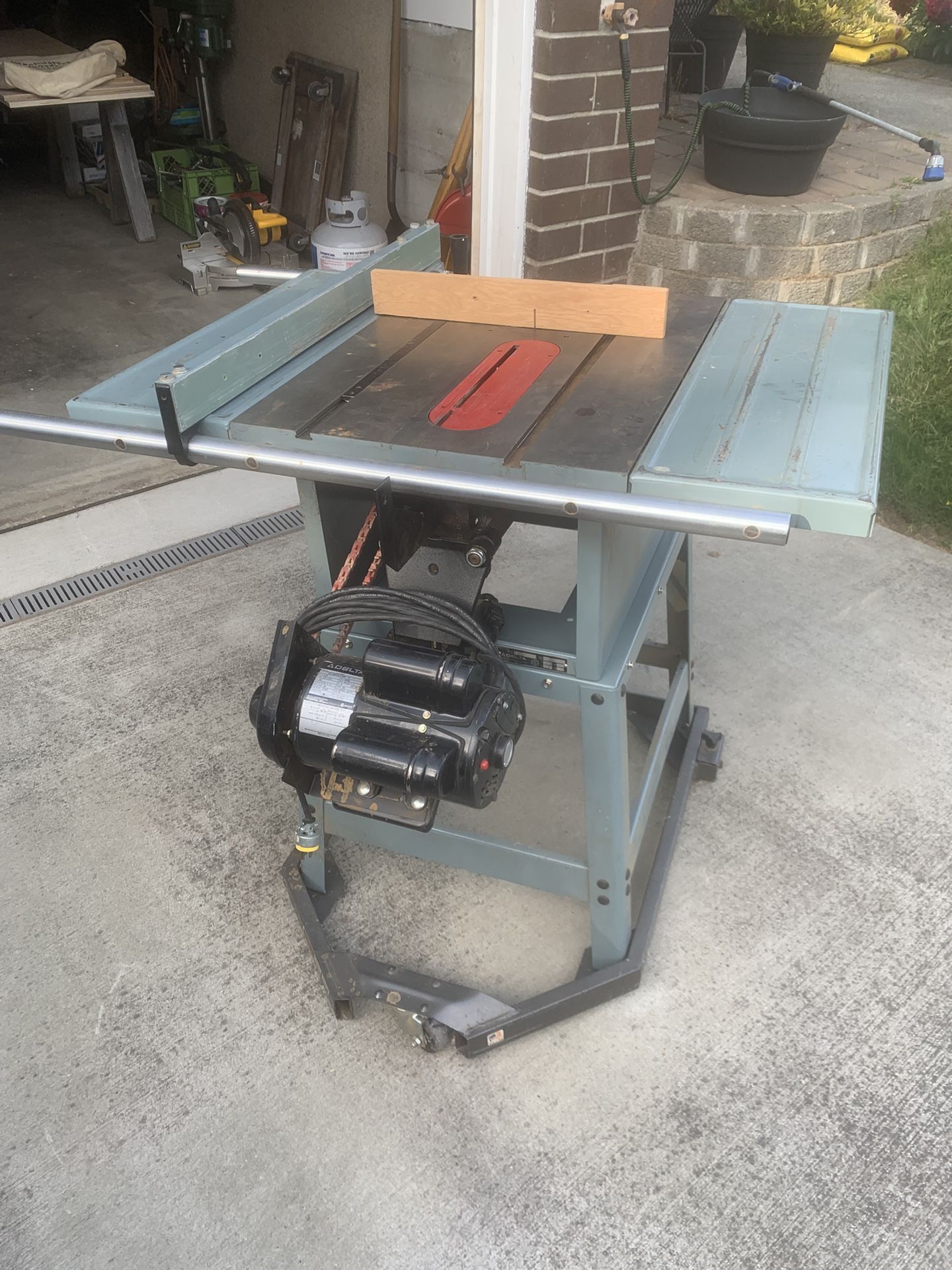 Table Saw Delta 1.5hp. Works Good.