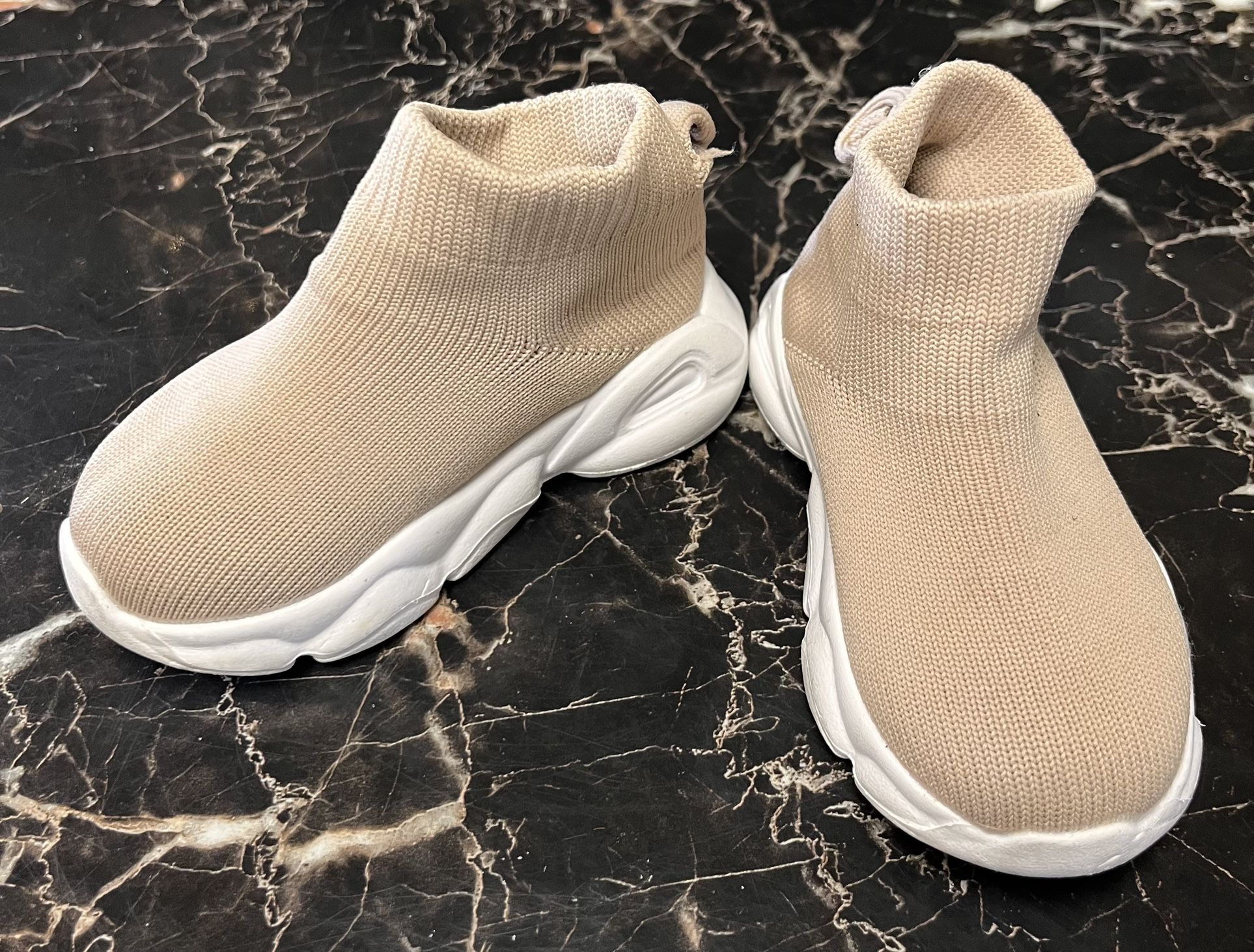 Nice Pair Of Toddler Boy 6.5c Shoes