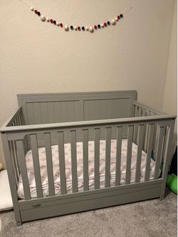 Grayco crib and matching changing table