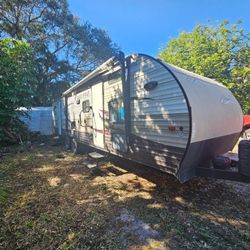 RV TRAILER 30FT NOT NEW BUT STILL FUNCTIONAL, NEEDS A GOOD CLEAN TITLE IN HAND ✋️ READ DESCRIPTION FIRST, LEA PRIMERO. 