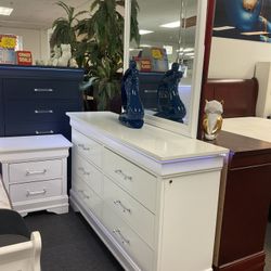 WE DELIVER. Beautiful 5pc bedroom set w/build-in led lights 40% OFF