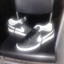 Nike Low-Top Sneakers Black and White