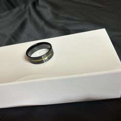 ✨ Men’s Black & Gold Stripe Band Ring – Size 13 | Trades Welcome! This sleek black ring features a thin gold stripe accent running through the center 