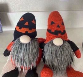 2 HALLOWEEN GNOMES HUGGING