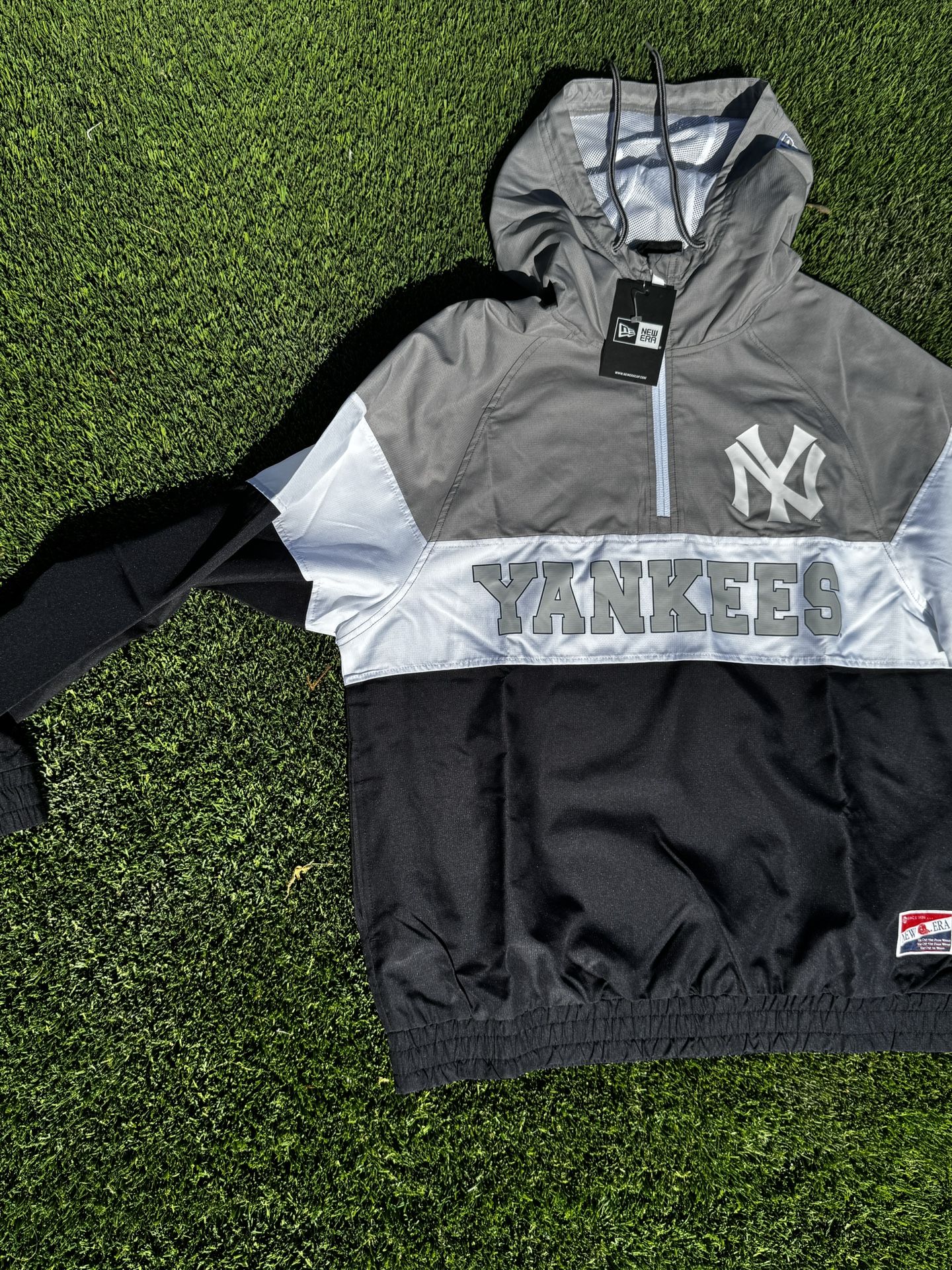 Brand New With Tags Men’s MEDIUM Yankees Zip Up Windbreaker