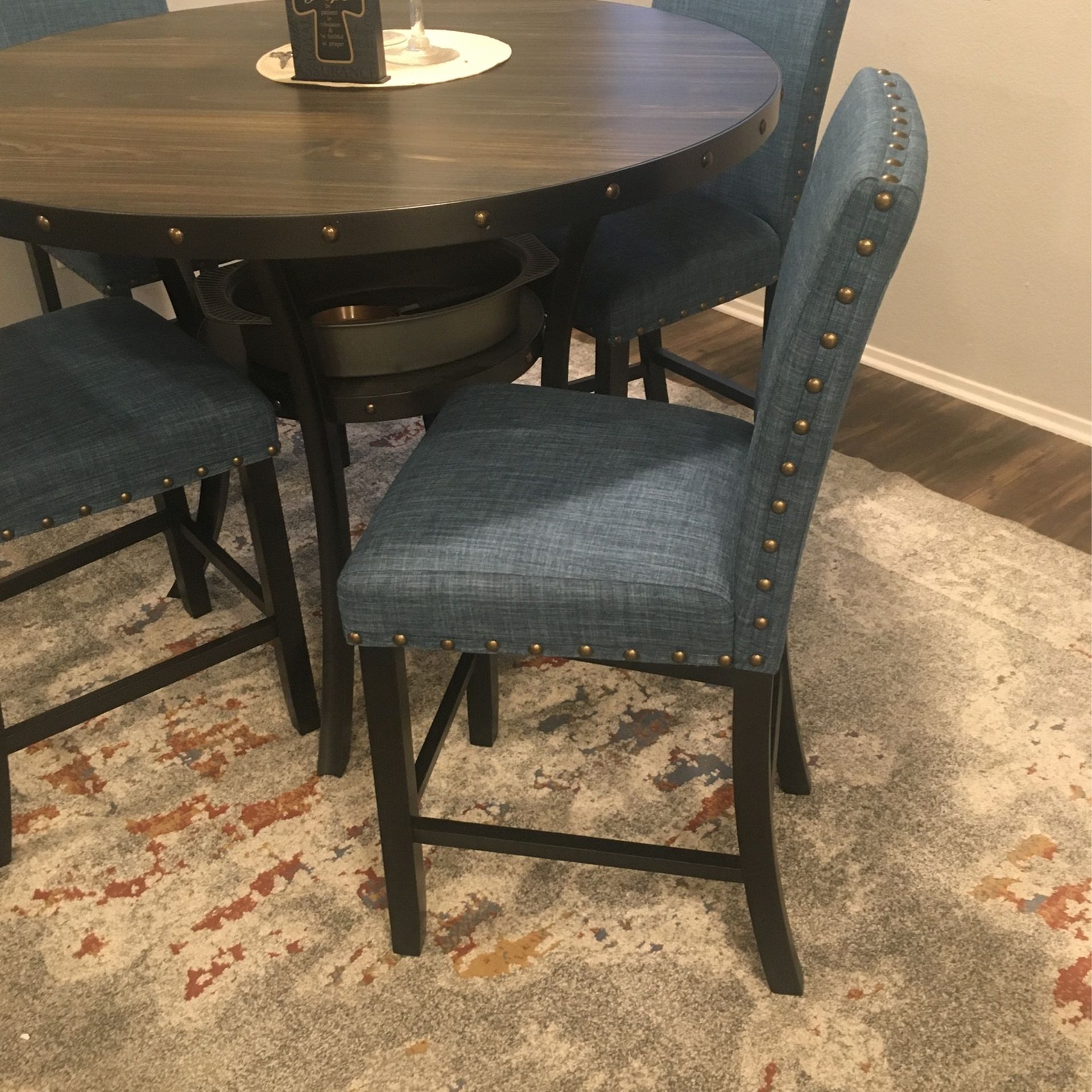 Pub style dining table seats for like new condition