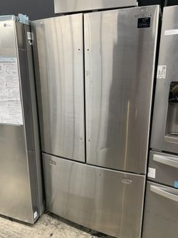 Samsung French door in stainless steel floor model
