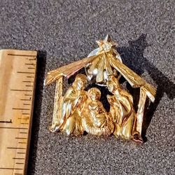 Christmas Religious Nativity Scene Gemstone Star Gold Tone Vintage Lapel Pin