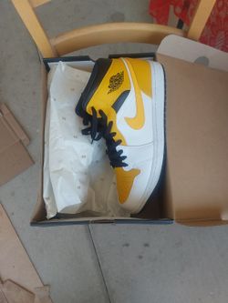 Size 11.5 - Air Jordan 1 Mid University Gold White/Yellow/Black 554724-170 New