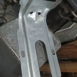 Anti tip oven bracket 