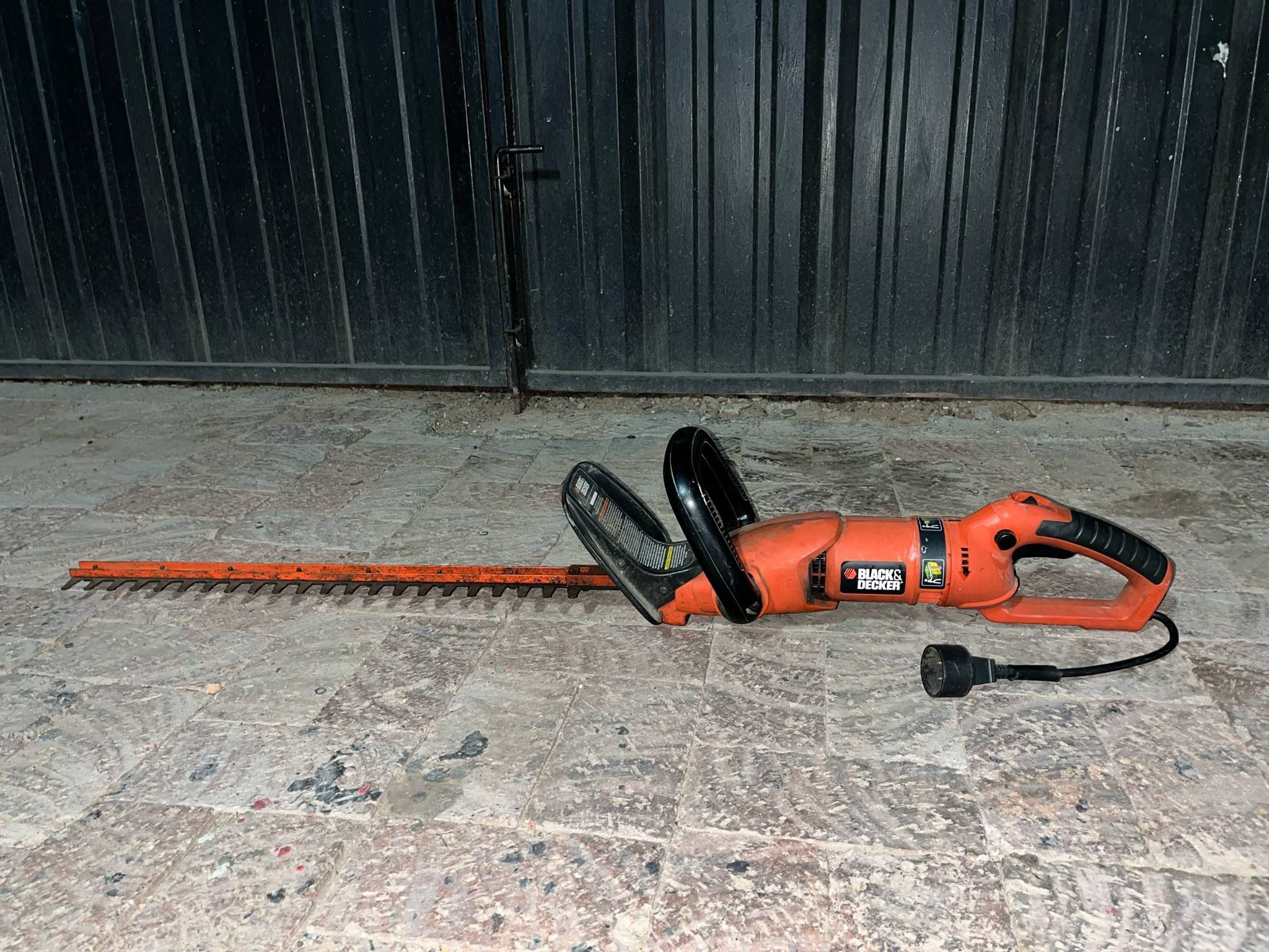 Black+Decker 24 in. 3.3 Amp Corded Dual Action Electric Hedge Hog Trimmer