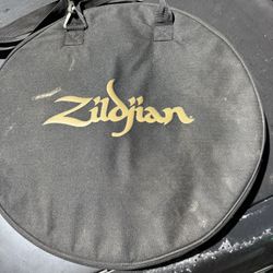 Zildjian 18 Cymbal Solid Condition With Case.  