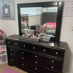Ashley Shay Dresser W/Mirror