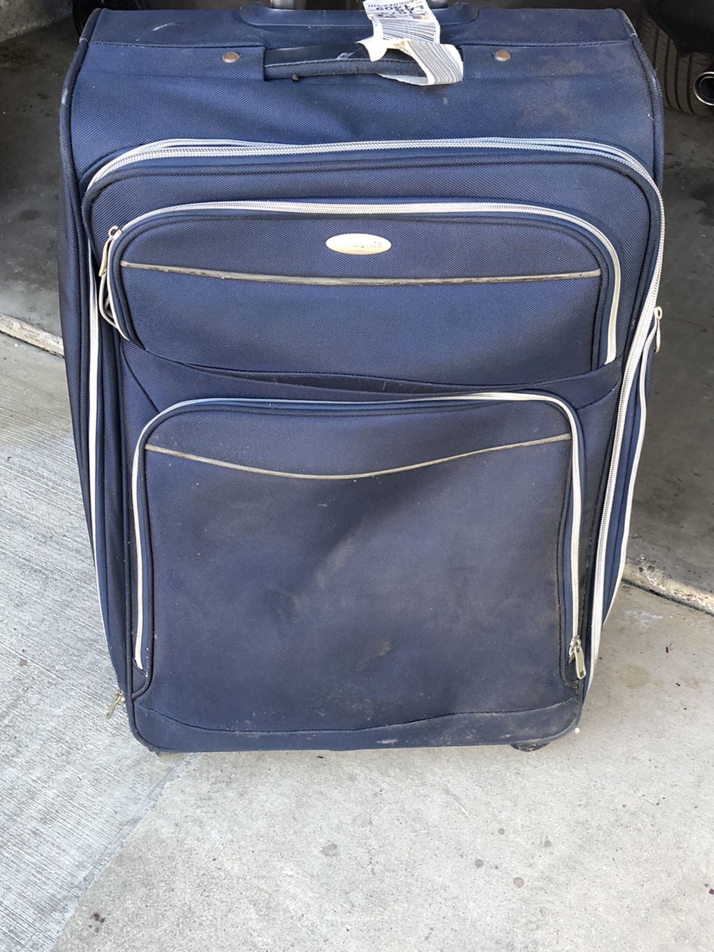 Samsonite luggage with handle no tears or rips