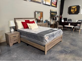 4-piece queen size bedroom. Set on sale last one!!!
