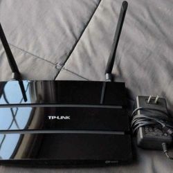 Tp-Link AC1200 Wireless Router - Rarely used -  Selling it as I bought a different wireless router