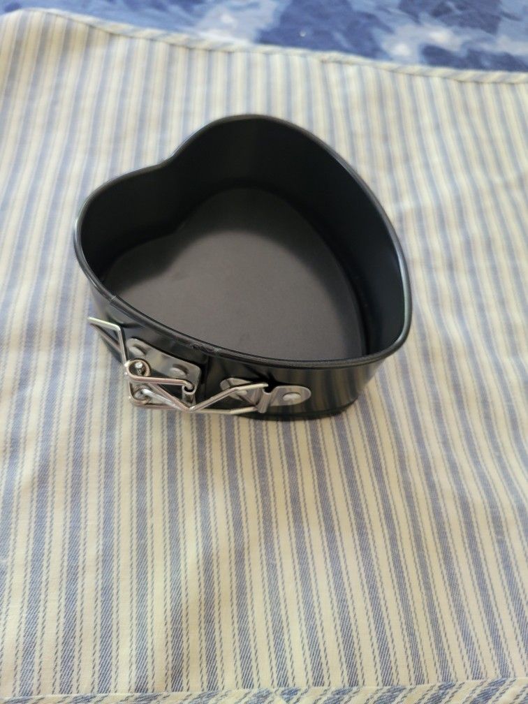 4"X4.5" Heart Shaped Spring Form Pan