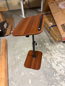 Height adjustable sofa side table that swivels