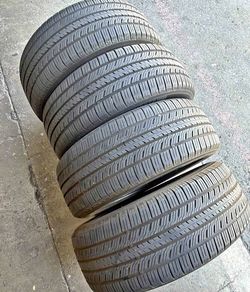 235/60/18 Vendo Un Set De Llantas Marca Yokohama Con Un 80% De Vida Las 4