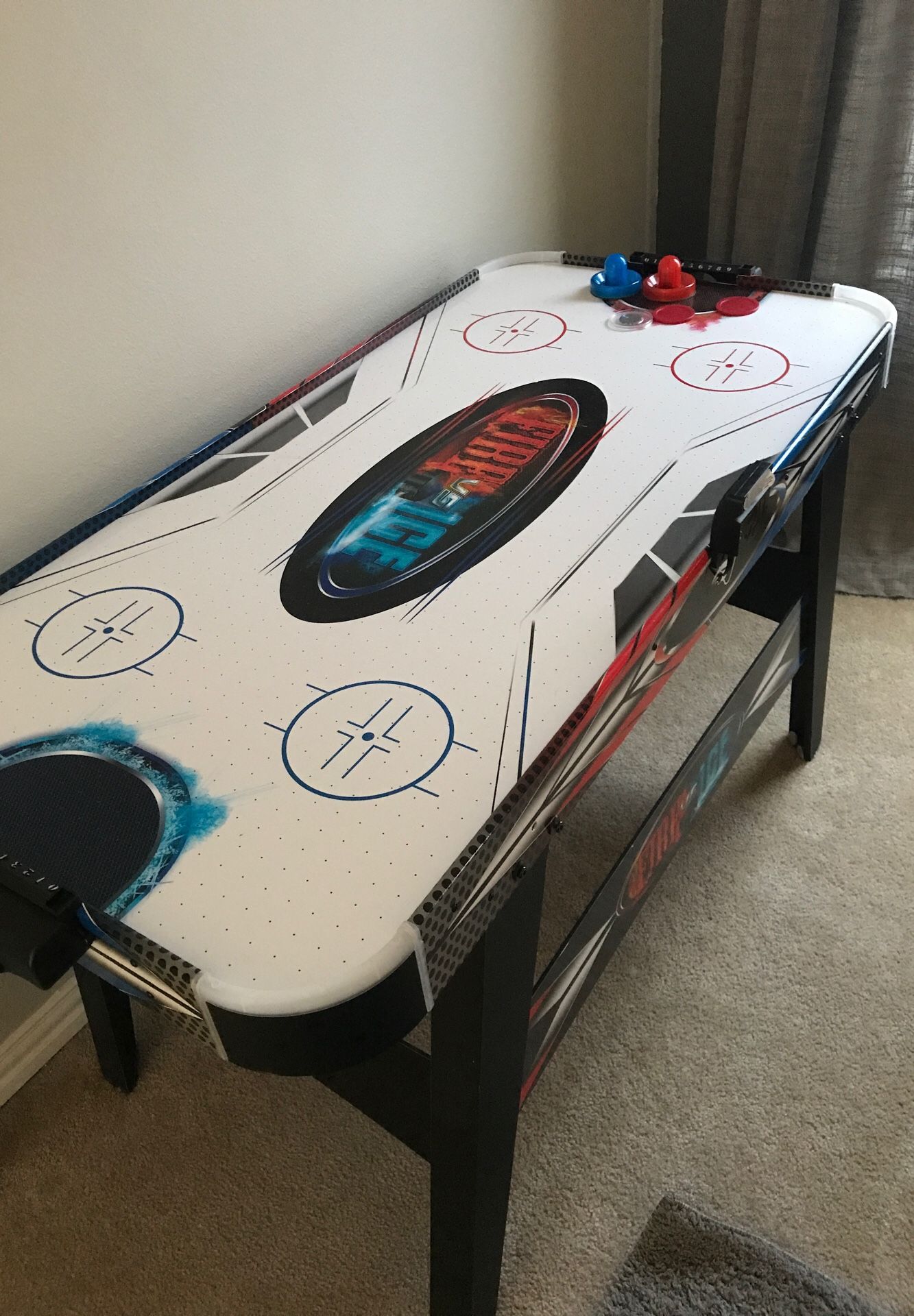 Air hockey table