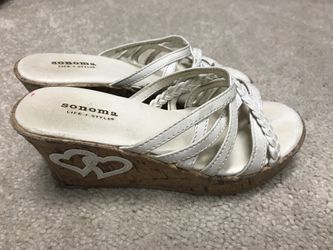 Girls white 2 inch sandals, size 1