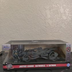 Justice League Batmobile with Batman Figure 1:32 Scale
