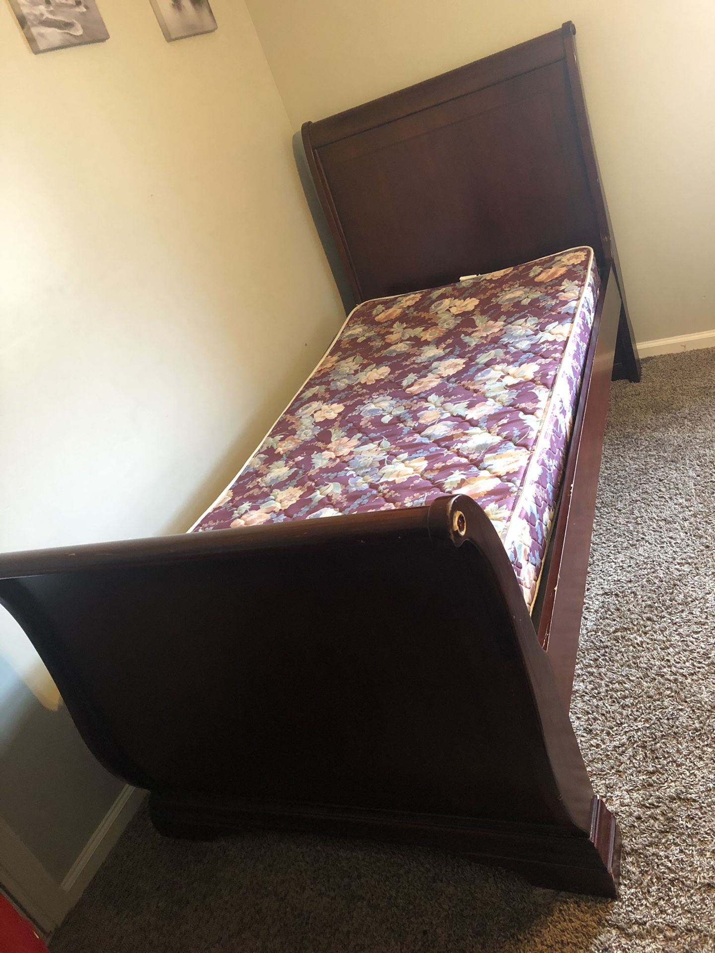 Cherry wood twin sleigh bed 🛏