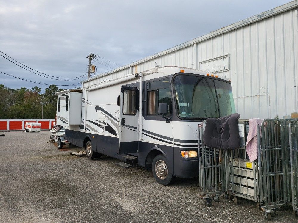 2005 30' Class A MOTORHOME ONLY 50K MIKES 2 SLIDES