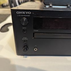 Onkyo CR-445 Hi-Fi Mini Stereo System CD Radio iPhone Dock Aux 