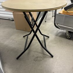 Round folding table