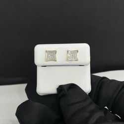 10k square earrings with Diamond 💎