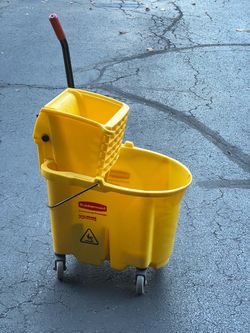 Bucket with wringer