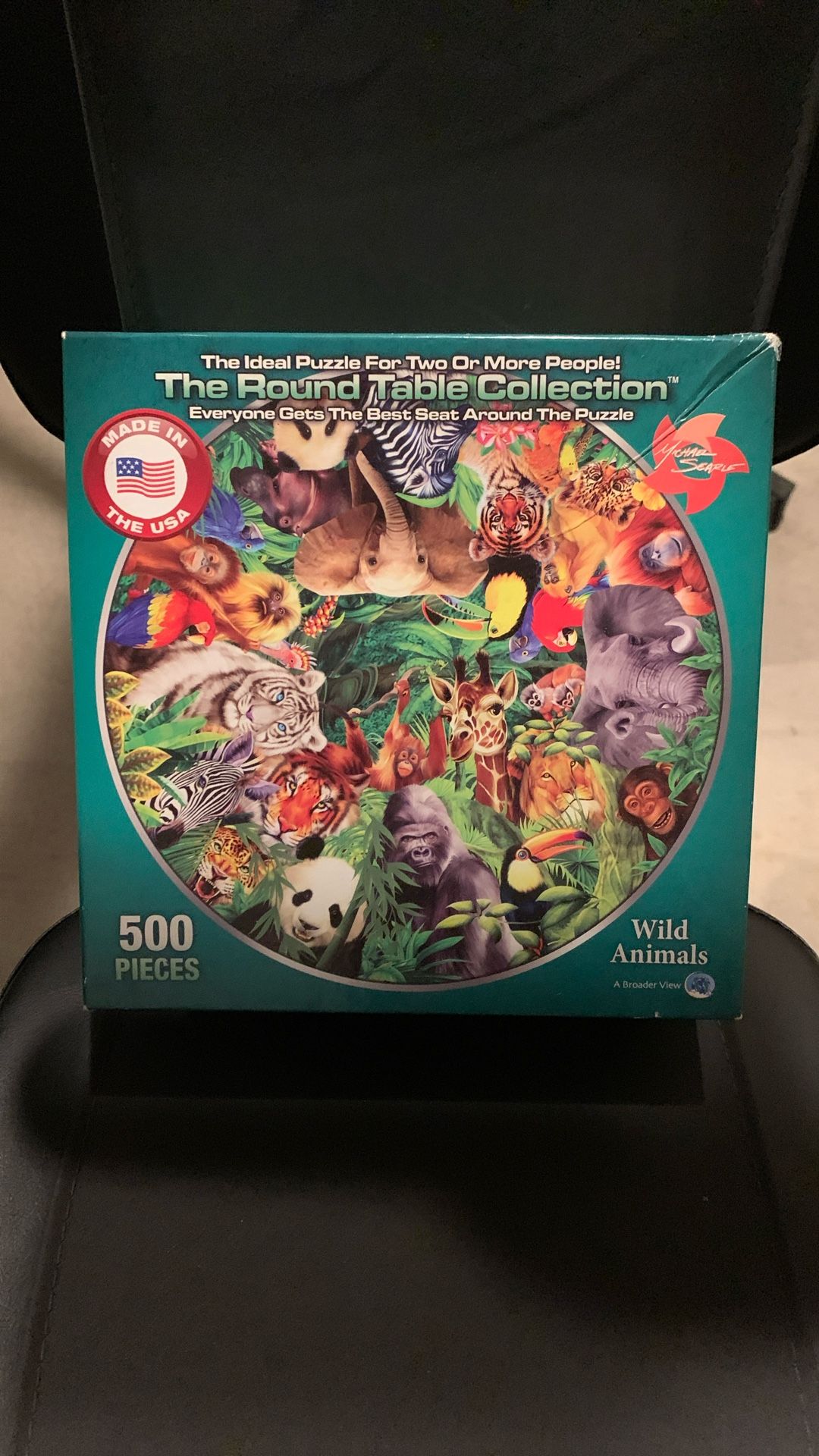 Wild Animals 500 Piece Puzzle with poster insert (Round Table Collection).