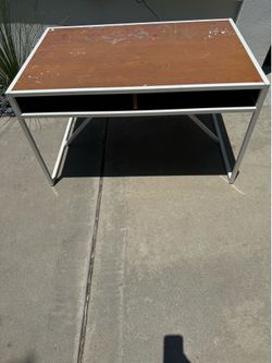Kids desk and chairs / metal table