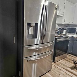 Refrigerator Samsung Like New 