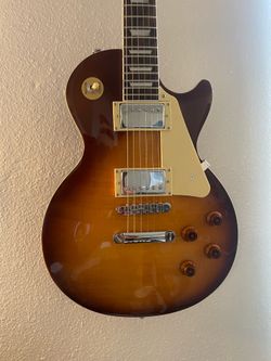 Gibson Les Paul Standard Honey Burst Replica.