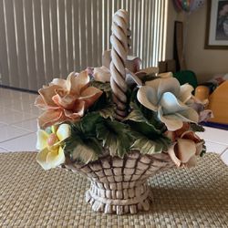 LOVELY ITALIAN CERAMIC FLOWER DECOR. CHECK OUT MY OTHER GREAT BUYS!👍🏻 KENDALL PICK UP. 