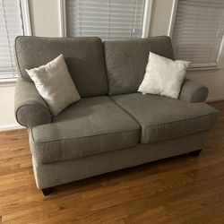 Dos Muebles Casi Nuevo’s 