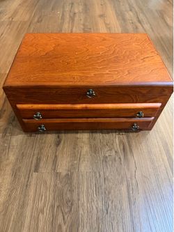 Reed & Barton Handcrafted Bristol Grande Mahogany/Brown 2-Drawer Flatware Chest