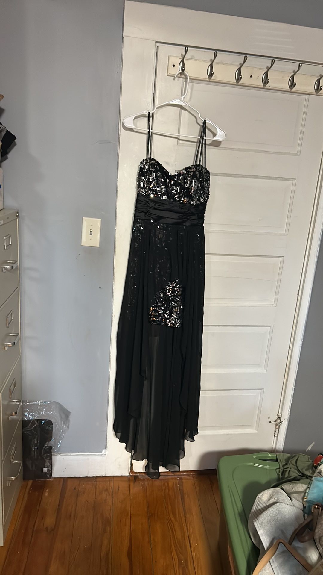 Elegant second hand sequined worn 2 times