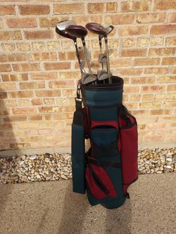 Starter golf clubs set with in New condition bag  R.H. good condition with extra golf balls and tee's R.H. pickup in Niles? IL 6014 cash or zelle or P