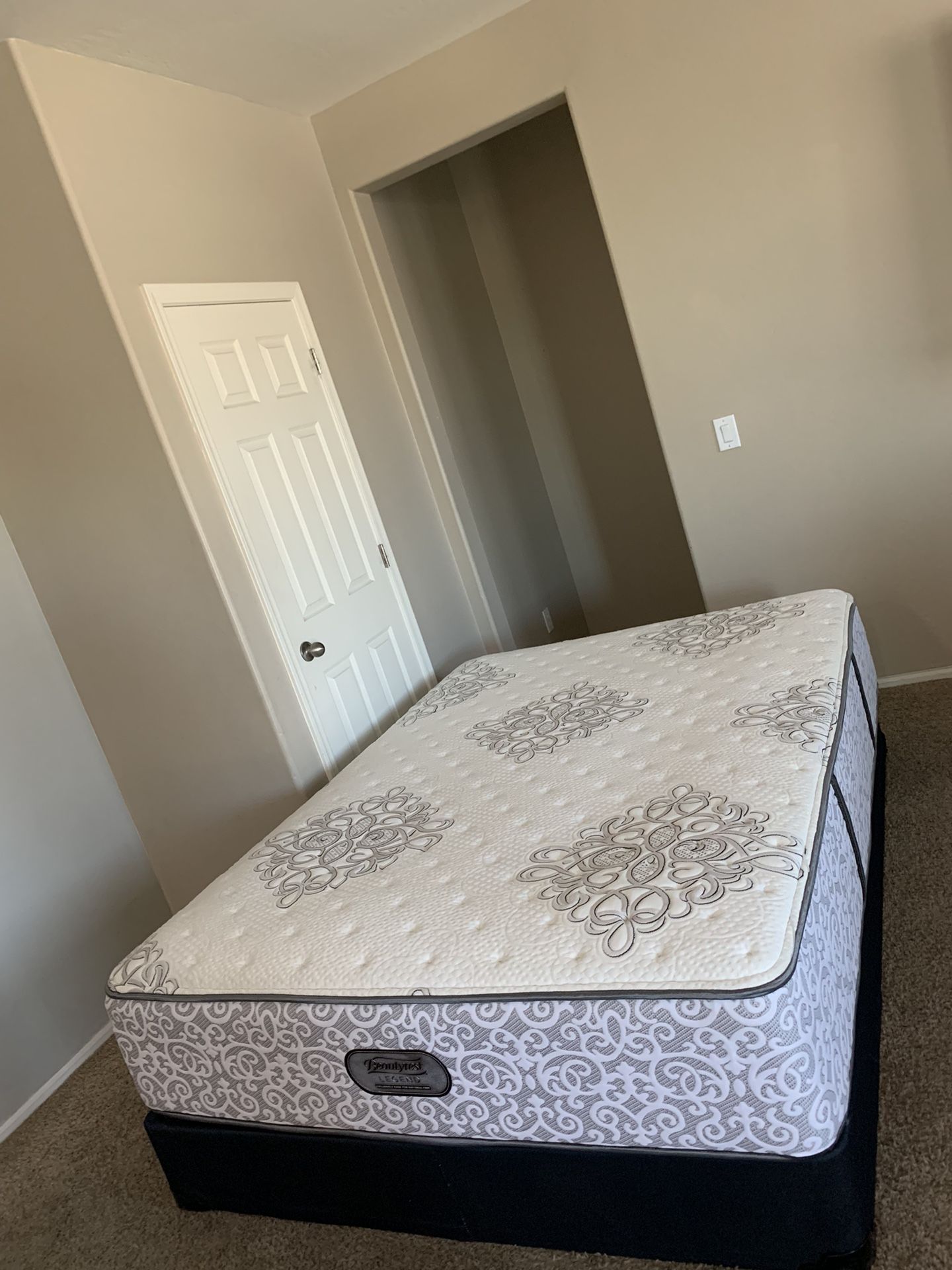 QUEEN BEAUTYREST LEGEND MATTRESS AND FREE BOX SPRING
