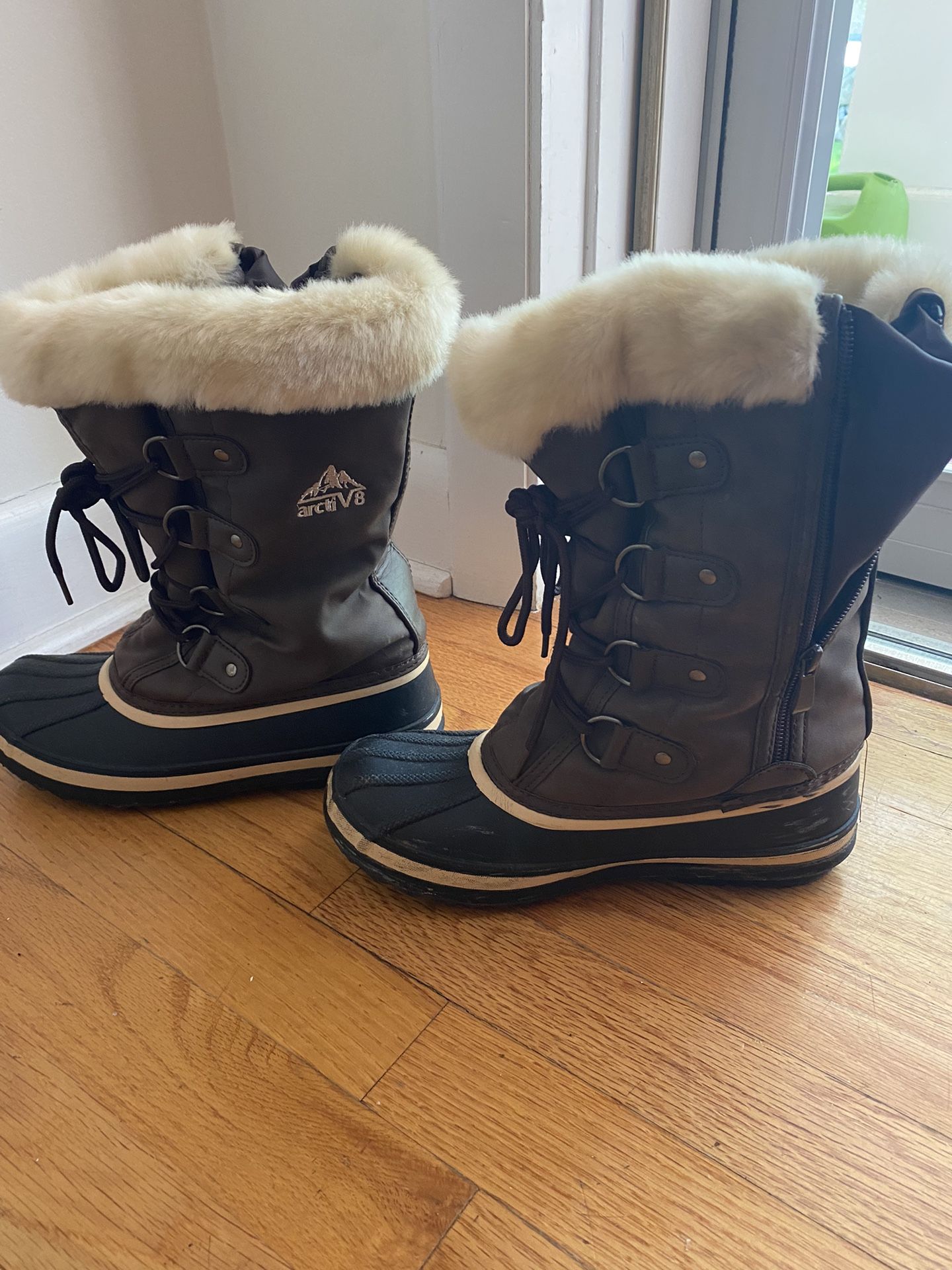 Snow Boots, Arctiv8 Brand, Size 6.