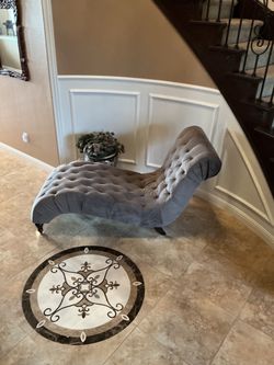 Elegant Tufted Chaise Lounge – Taupe/Gray – Excellent Condition
