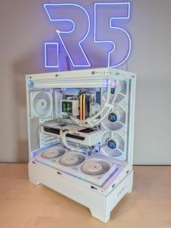 RTX 5070 // Ryzen 9800x3D // 32GB DDR5 // 2TB Gen4 NVMe // WiFi 7