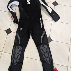 SCUBAPRO Set: NEW Everflex 7/5mm Wetsuit (M), 125L Bag, Small Fins, Reg (Unteste